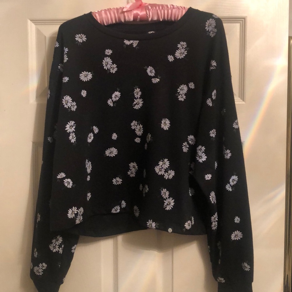 NWT cute Circle X black daisy top